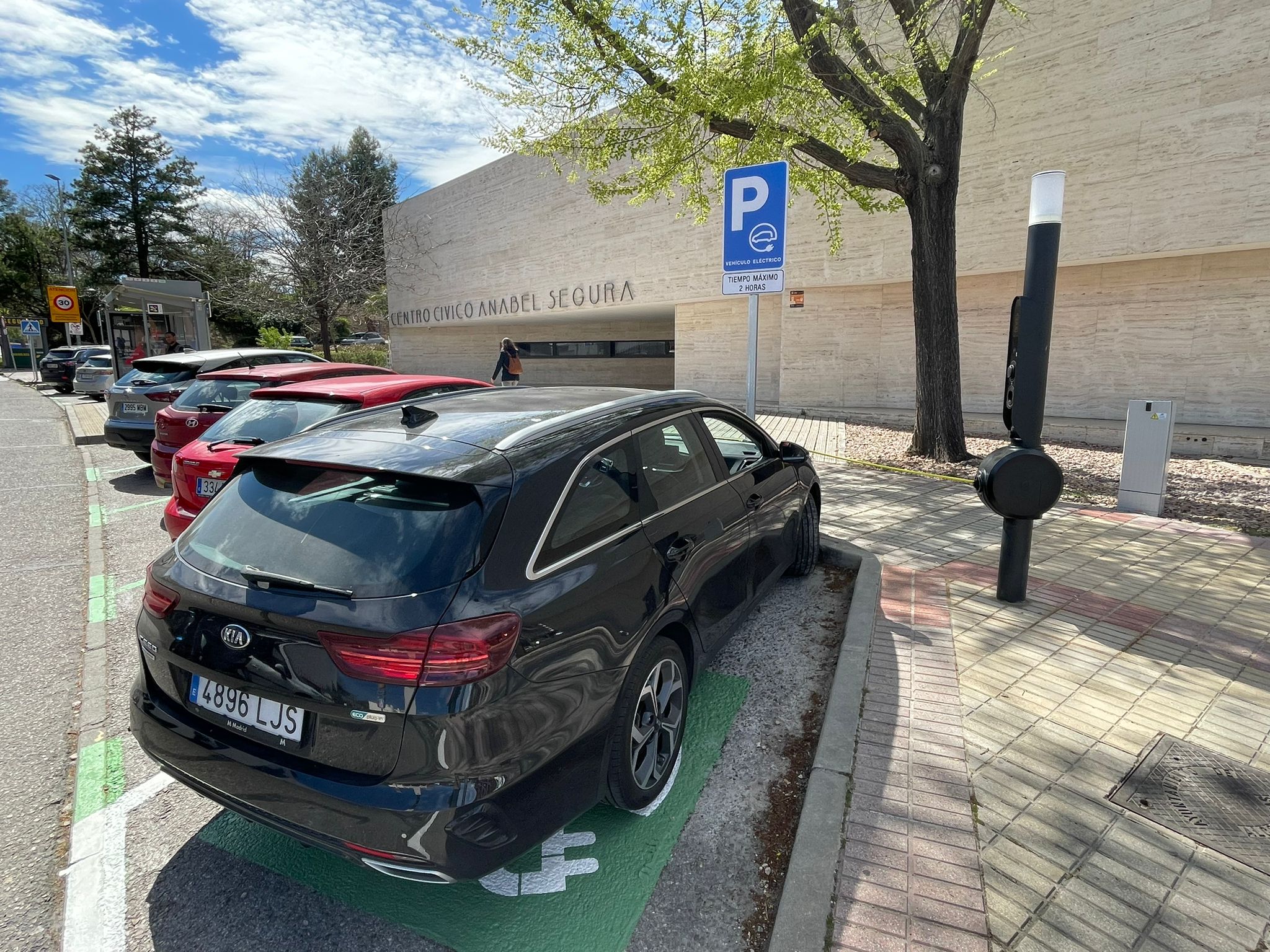 Acciona Energía and Qwello develop and operate urban charging infrastructure for electric vehicles in Spain