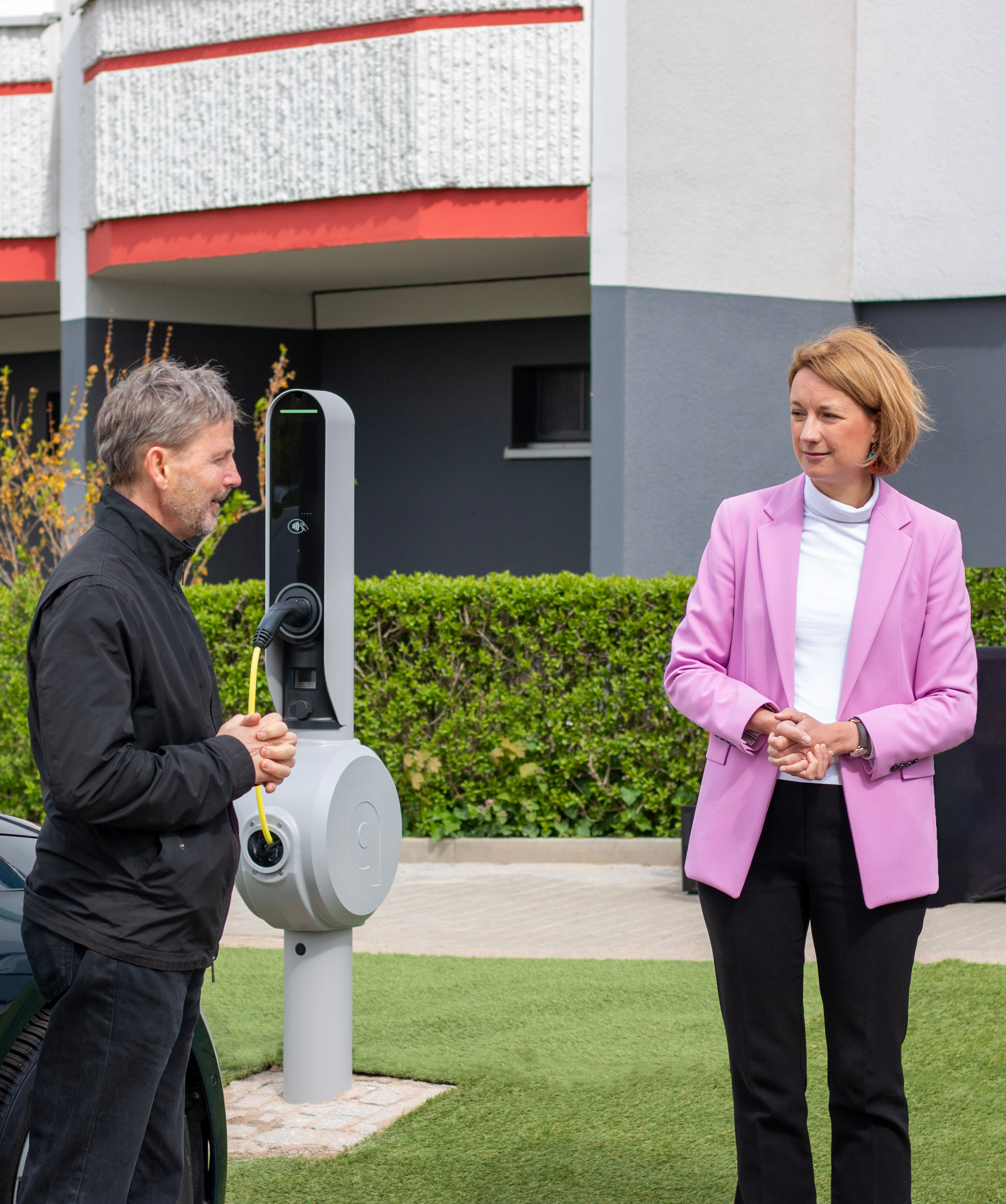 State Secretary Dr Meike Niedbal inaugurates Qwello’s first Public Charging Station in Berlin