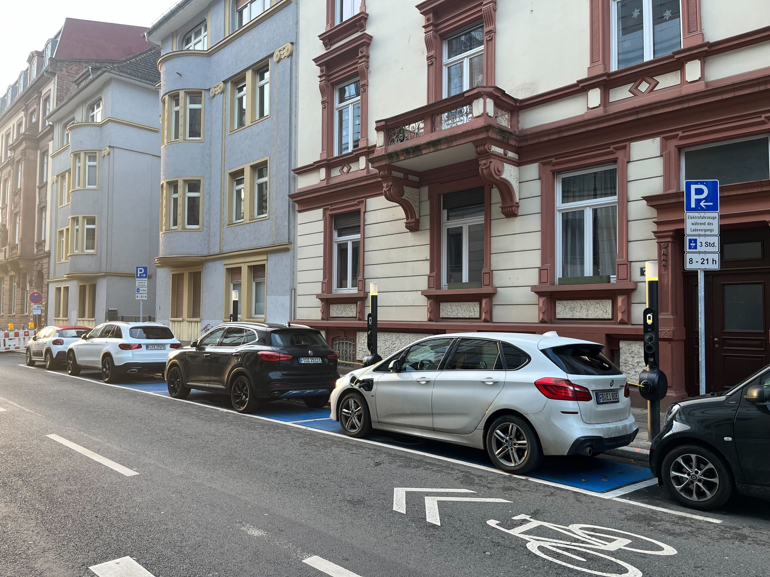 Qwello launches its first public charging stations in Frankfurt am Main